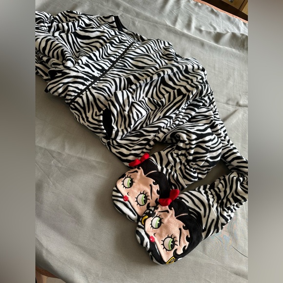 New Betty Boop Onesie - Picture 3 of 7